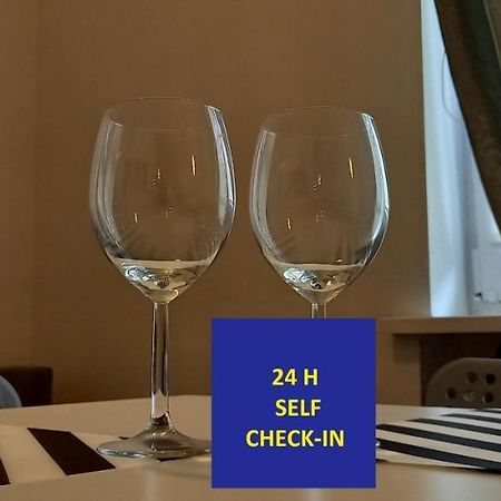 Self Check-In Targi Lotnisko Parking B Apartamento Poznan Exterior foto