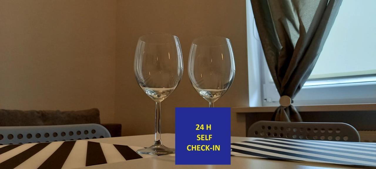Self Check-In Targi Lotnisko Parking B Apartamento Poznan Exterior foto
